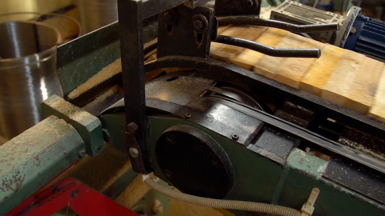 automatic feeding of wooden boards