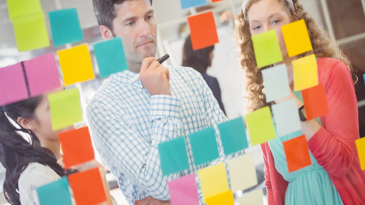 animación de un grupo de diversas personas de negocios tomando notas en la pared de vidrio