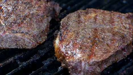 un jugoso filete de costilla a la parrilla mientras la sangre gotea en cámara lenta