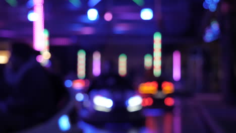 Unschärfe-Bokeh-Effekt,-Der-Beleuchtete-Fahrende-Und-Zusammenstoßende-Autoscooter-In-Echtzeit-Zeigt