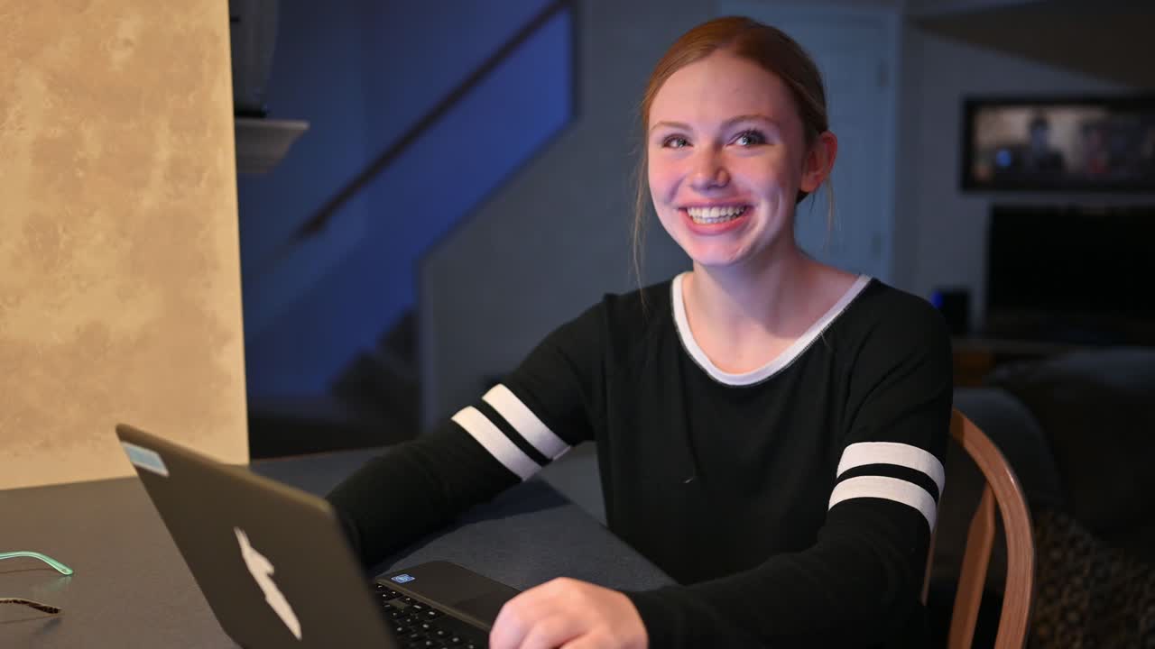 una gran sonrisa después de que madelyne encuentra algo divertido en internet