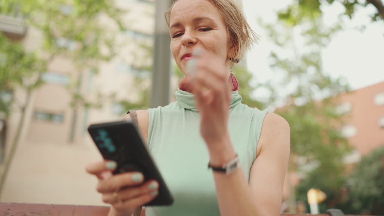 mujer usando teléfono inteligente al aire libre