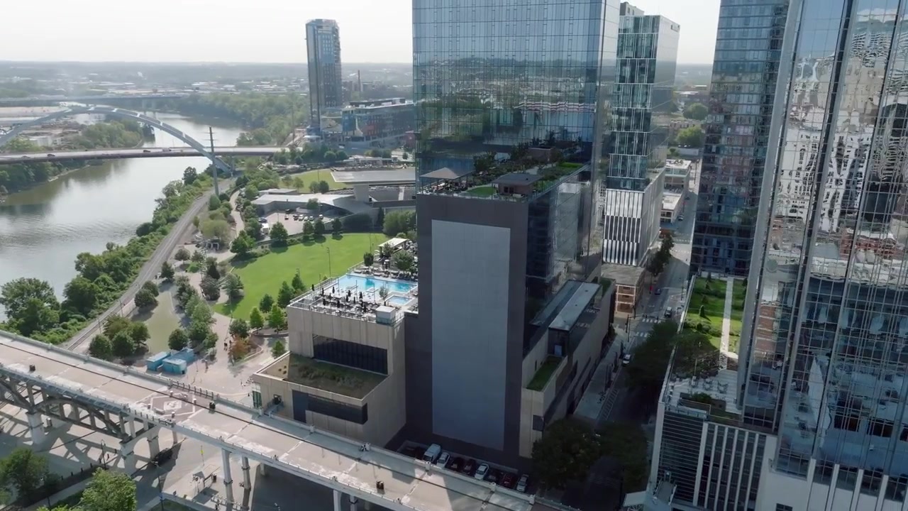 Imagens aéreas de drone do exterior do Hall da Fama da Música Country em Nashville, Tennessee, a poucos quarteirões da Broadway, em uma tarde ensolarada