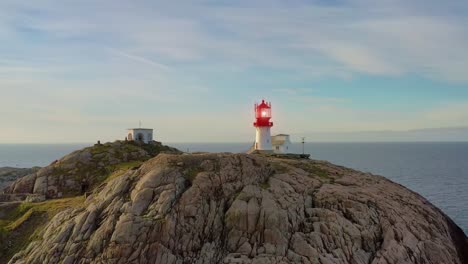 faro costero. el faro de lindesnes es un faro costero en el extremo sur de noruega.