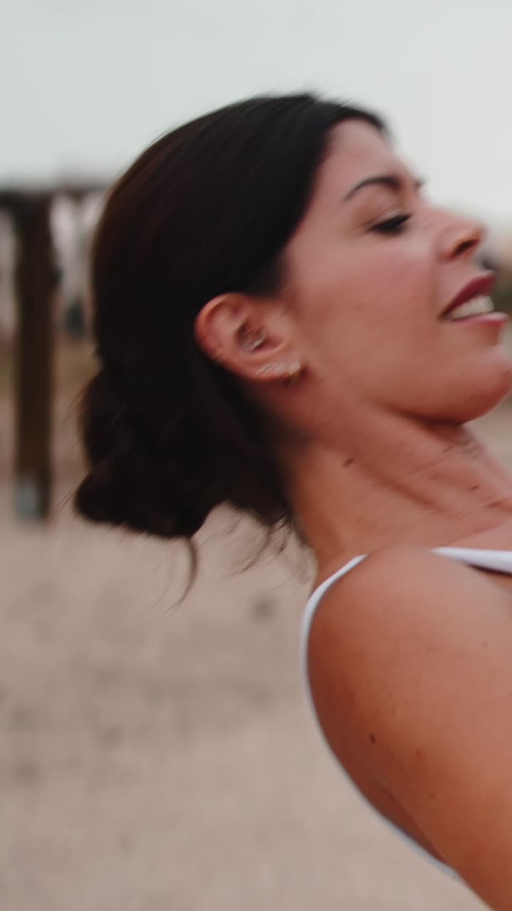 Donna sorridente sulla spiaggia