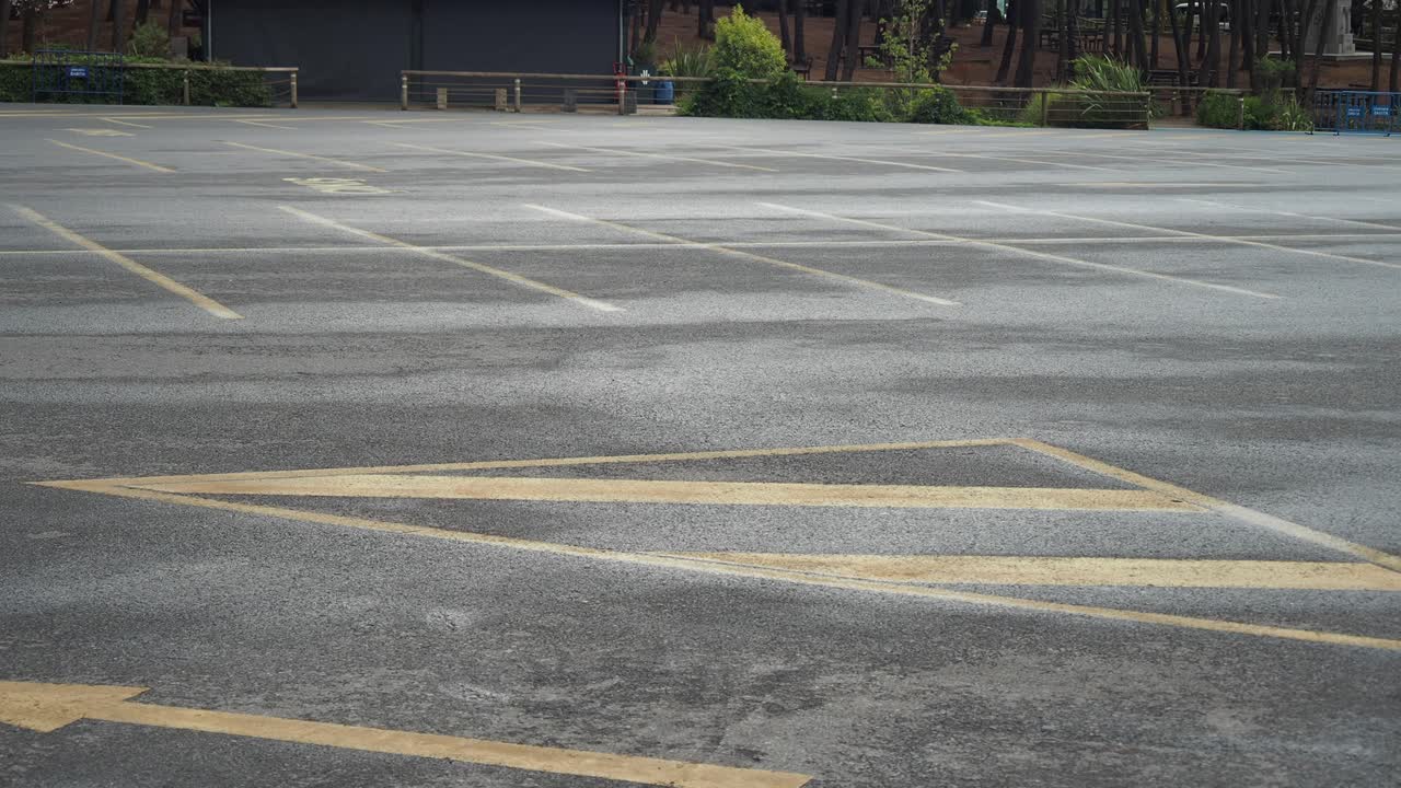 은 날 빈 주차장