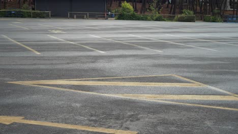 estacionamiento vacío en un día húmedo