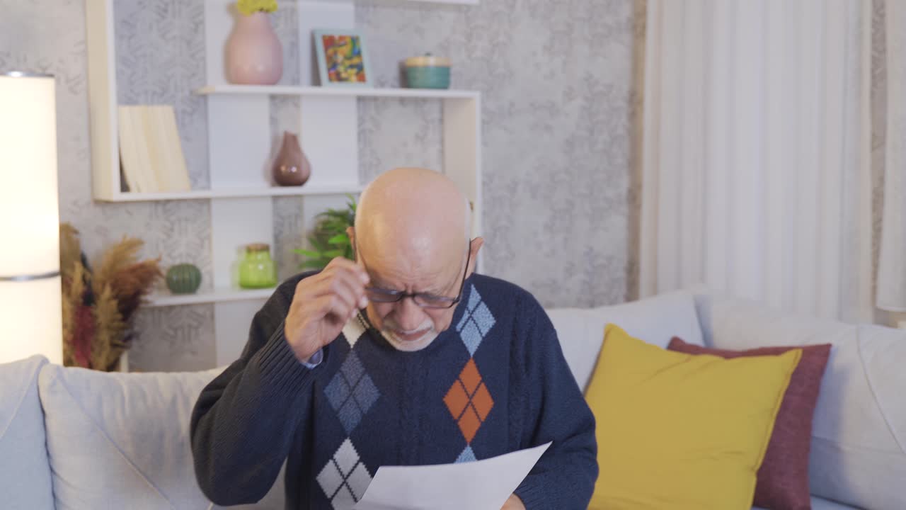 나쁜 소식을 받고 있습니다. 노인 부부는 고통스러운 소식을 받고 있습니다.