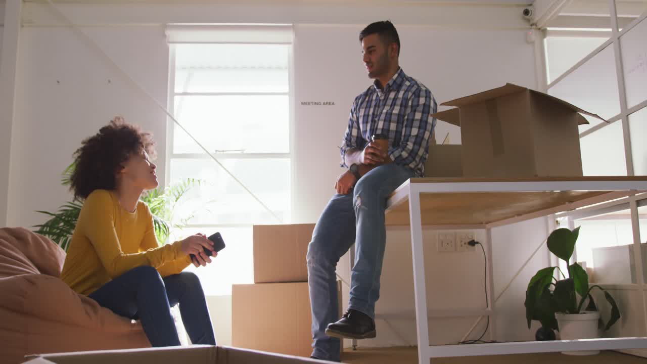 dos colegas discutiendo en la oficina creativa