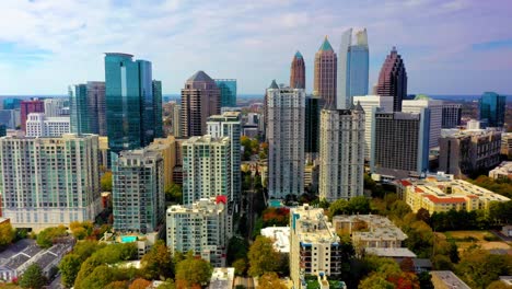 Aerial-drone-shot-slowly-flying-from-Piedmont-Park-in-between-the-skyscrapers-of-midtown-Atlanta,-Georgia