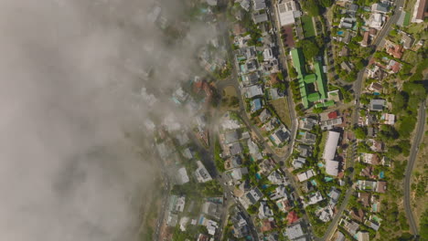 Vista-De-Pájaro-Del-Suburbio-Residencial-Con-Casas-Familiares-Y-Residencias-De-Lujo-Con-Amplios-Jardines.-Ciudad-Del-Cabo,-Sudáfrica