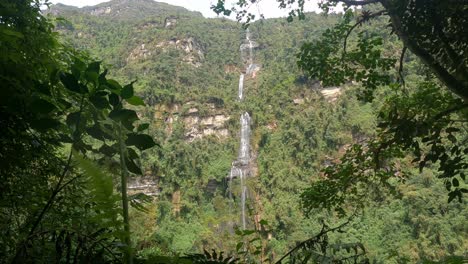 Vista-Frontal-De-La-Cascada-La-Chorrera,-Ubicada-En-El-Municipio-De-Choachí,-Colombia.