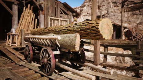 viejo carro de madera que lleva troncos en un aserradero rústico