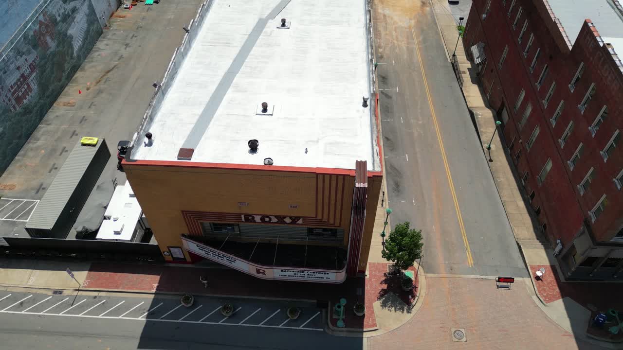 una toma de vuelo del teatro roxy en el centro de clarksville, tennessee.