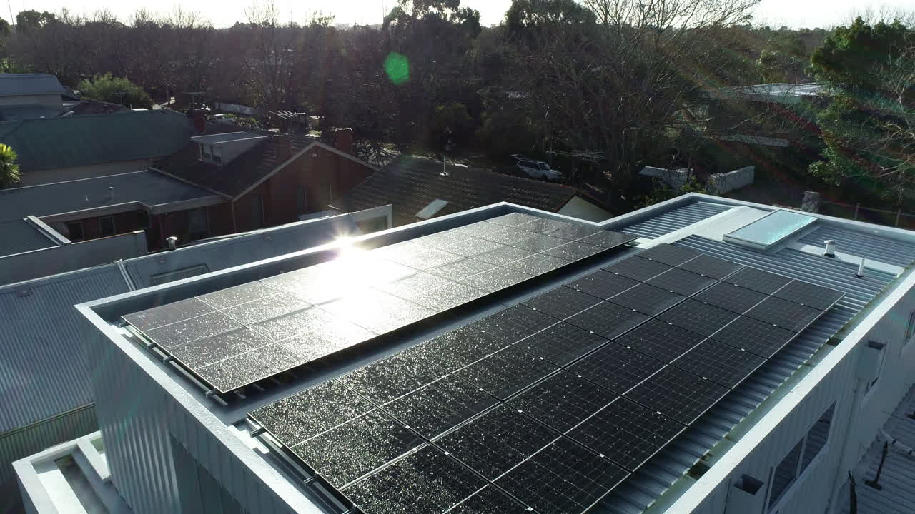 paneles solares limpios en casas de nueva construcción con el sol brillando