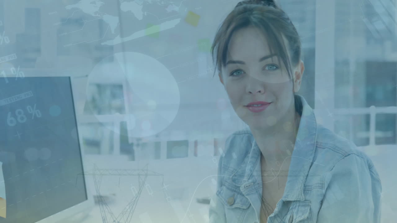 animación de la interfaz infográfica sobre una mujer de negocios caucásica sonriente usando una tableta en el escritorio