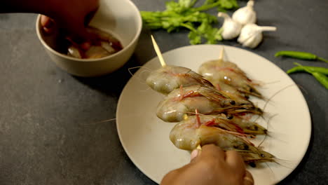 camarones frescos en brochetas