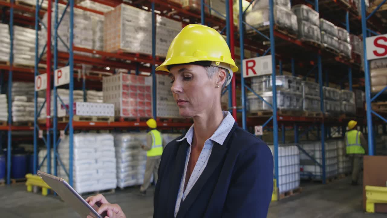 gerente de almacén que trabaja con una tableta 4k