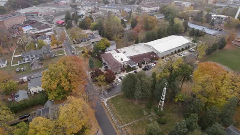 Rising-aerial-establishing-shot-View-of-Put-In-Bay,-Small-rural-village-in-Ohio-USA,-Buildings,-Streets-and-Landscape,-Drone-Shot-with-colorful-leaves