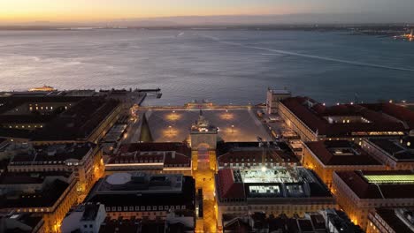 Vista-Aérea-Nocturna-Del-Arco-Da-Rua-Augusta-Y-La-Praca-Do-Comercio-En-Lisboa,-Portugal