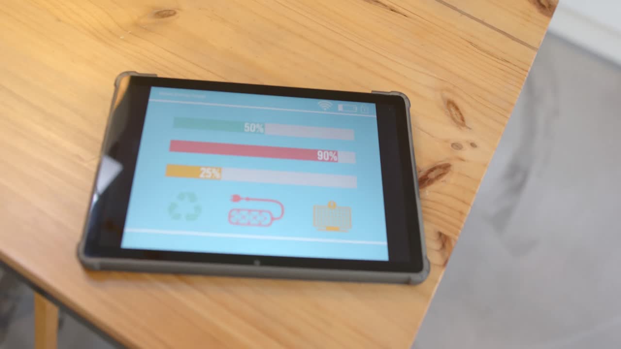 tableta con interfaz de hogar inteligente en una mesa de madera en la cocina, cámara lenta