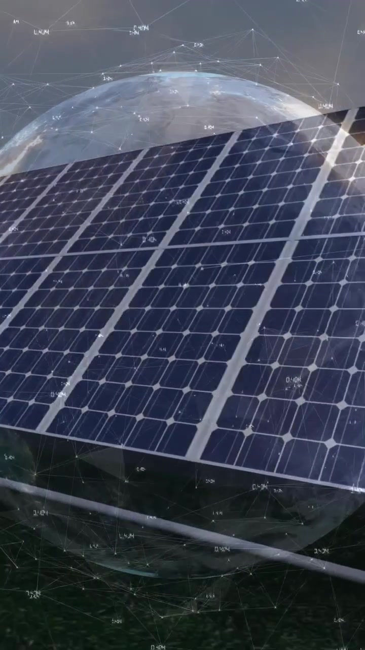 Video verticale: impianto solare che mostra le celle mentre la telecamera si muove, rivelando dati energetici di una rete globale.