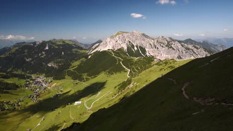 panorama-weitwinkelansicht des malbuntals im fürstentum liechtenstein