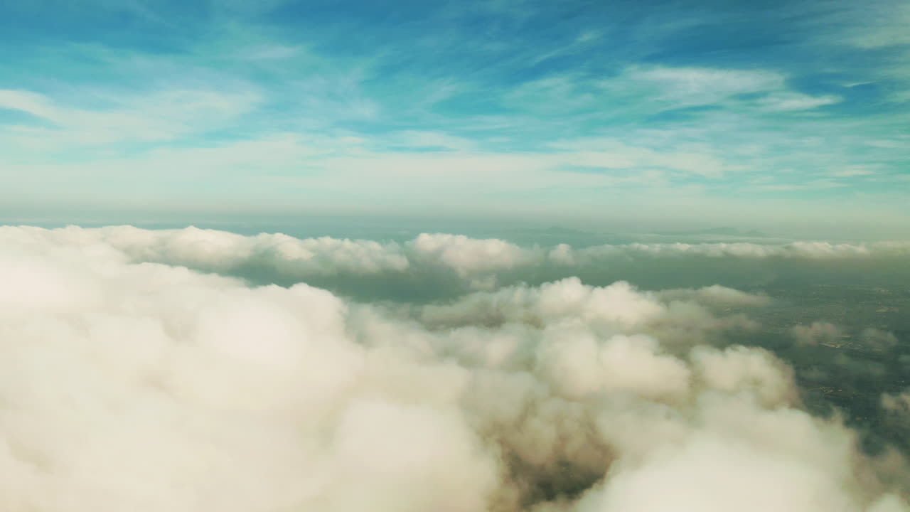 los cielos azules están llegando.