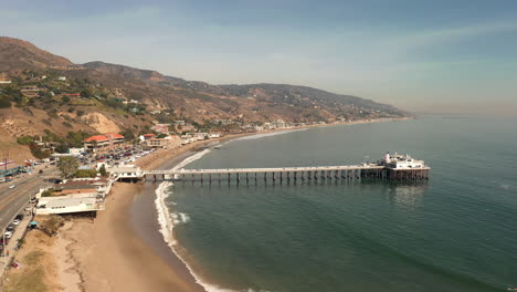 malibú, california. drone hacia atrás sobre la playa de arena