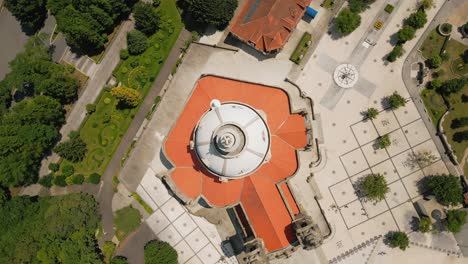 Vista-Aérea-Superior-De-Los-Terrenos-Y-La-Iglesia-Del-Santuario-De-Sameiro,-Braga