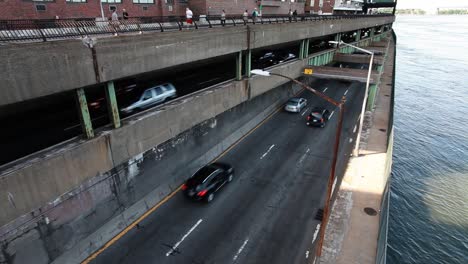 Zeitraffer-Des-Verkehrs-Auf-Einer-Straße-In-Manhattan-Entlang-Des-East-River-In-New-York-City