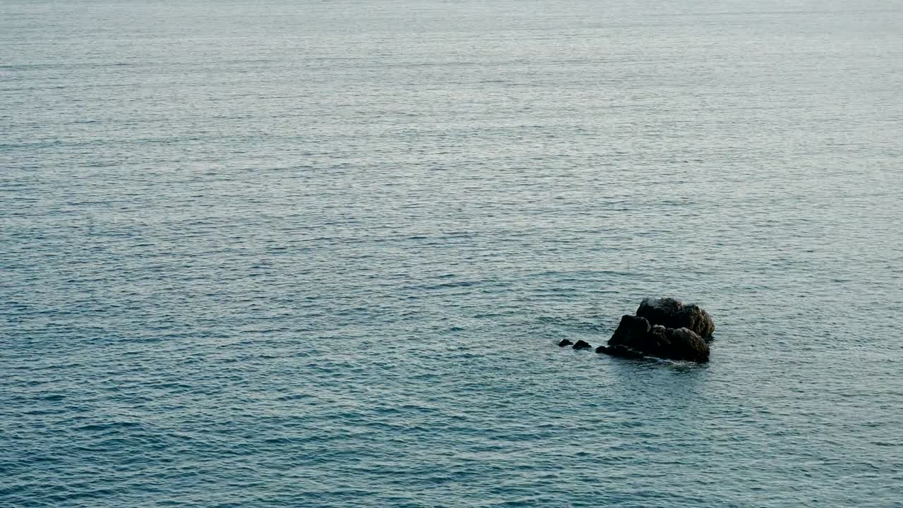 몬테네그로 해변의 바위 위에 부히는 파도