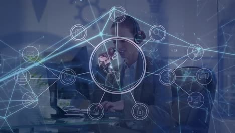 animación de la red de conexiones a través de una consultora caucásica utilizando una computadora