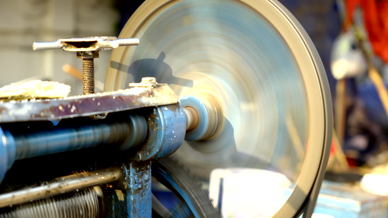 соковыжималка, уличный магазин сока в сельской индии, производящая сок из тростника