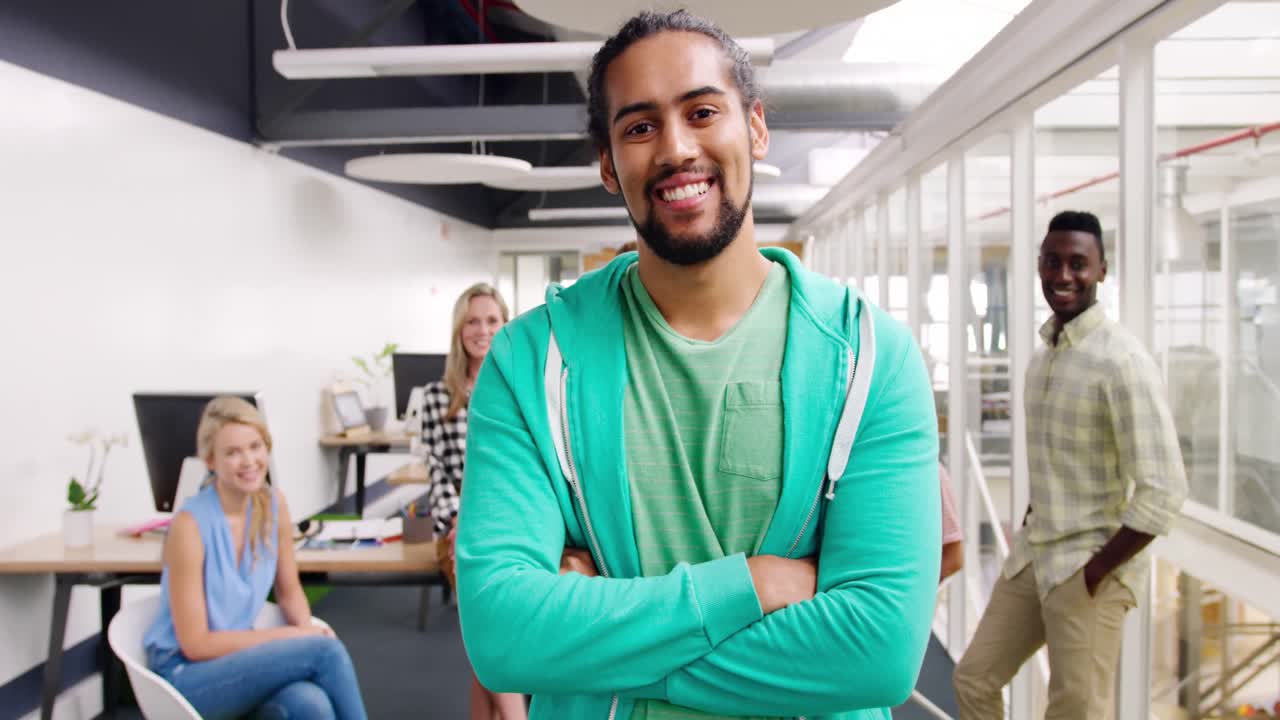 retrato de un hombre creativo en una oficina moderna