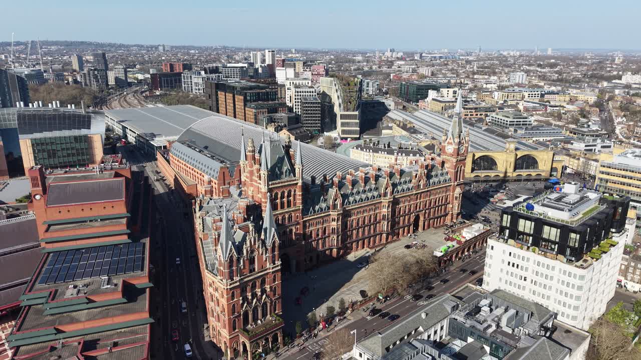 Wznoszący się widok z drona na dworzec kolejowy London St Pancras
