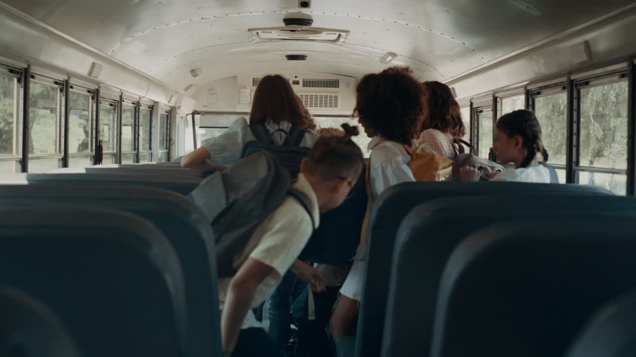 Energieke leerlingen verlaten de schoolpendel. Vriendelijke groep stapt uit de schoolbus.