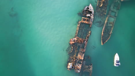 Schiffswrack-Sank-Rostiges-Schiff-Im-Blauen-Meerwasser-Aus-Der-Luft-Von-Oben-Nach-Unten,-Unterwasser-Reiseziel-Moreton-Island