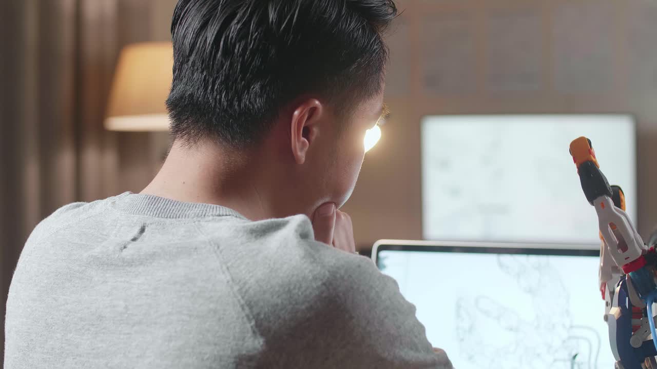 집에서 로 프로젝트를 하는 남자