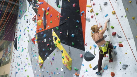 atleta en un centro de escalada en la pared