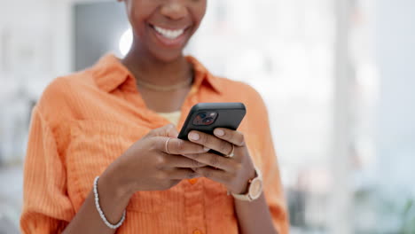 Teléfono-Inteligente,-Mujer-Negra-Escribiendo-Y-Redes-Sociales