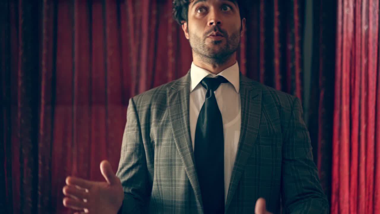 그 남자는 로 ⁇ 처럼 춤을 추고 있습니다.