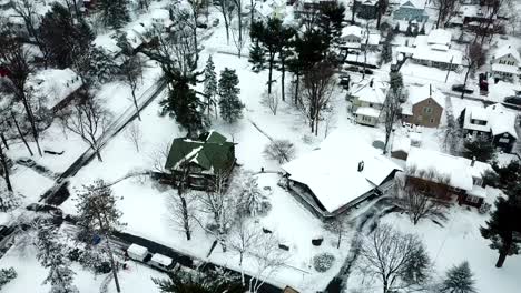 Empujón-Nevado-En-Tiro-De-Drone-De-Barrio-Suburbano