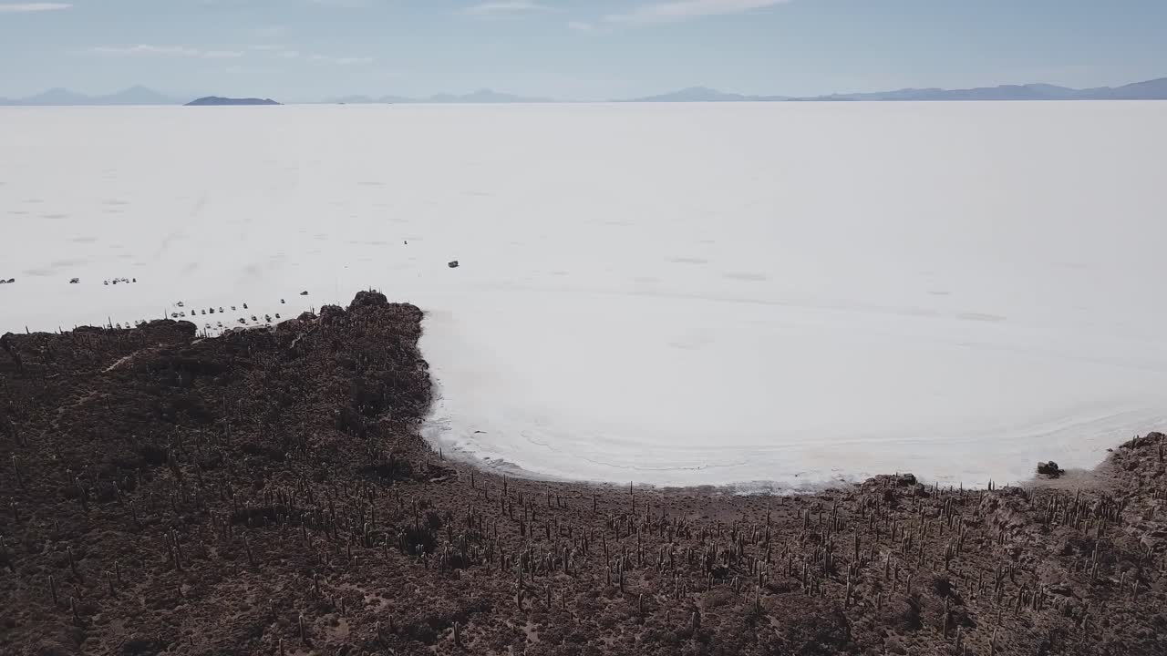 볼리비아의 소금 평야 한가운데에서 만나는 여러 차량