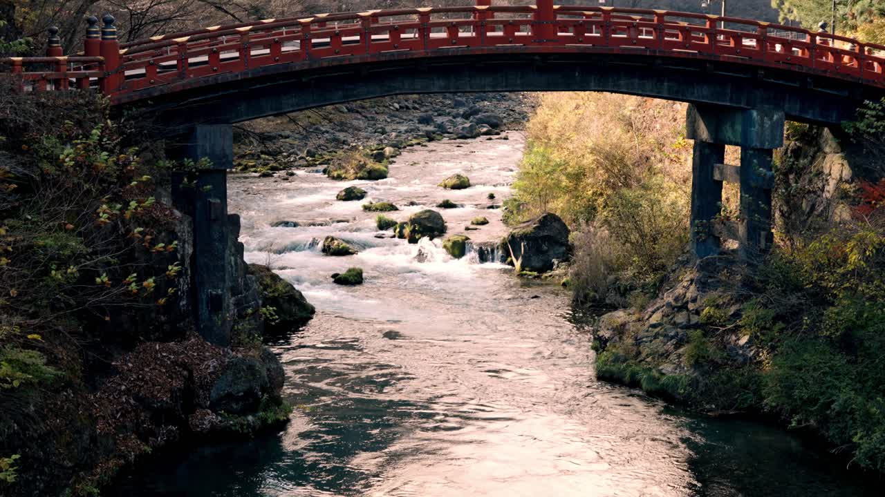 일본 코에 있는 역사적인 신키오 다리의 경이로운 풍경.