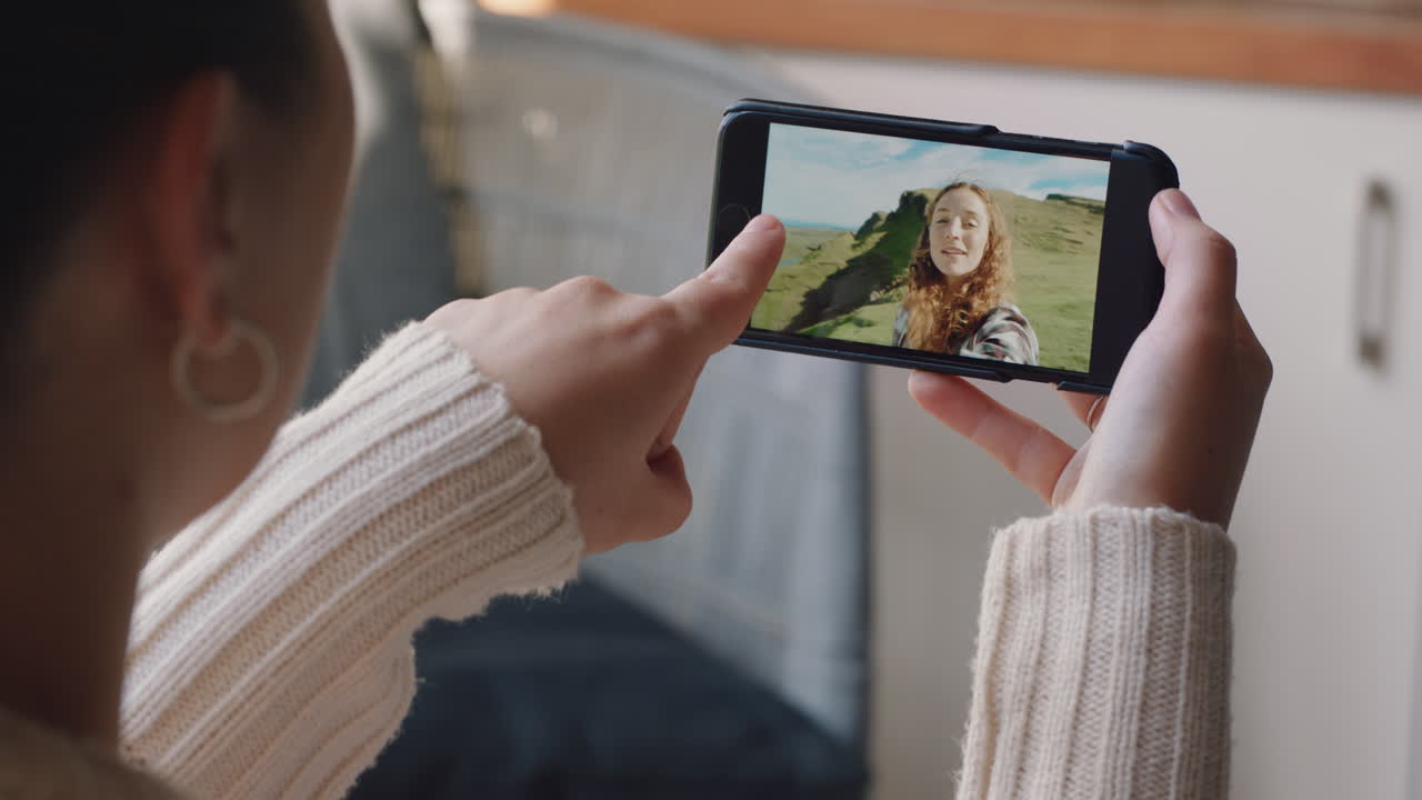 mujer joven chateando en video usando un teléfono inteligente amiga feliz de vacaciones en escocia compartiendo experiencia de viaje divirtiéndose en vacaciones aventura comunicándose con el teléfono móvil