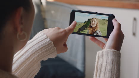 Mujer-Joven-Chateando-Por-Video-Usando-Un-Teléfono-Inteligente-Amiga-Feliz-De-Vacaciones-En-Escocia-Compartiendo-Experiencias-De-Viaje-Divirtiéndose-En-Una-Aventura-De-Vacaciones-Comunicándose-Con-Un-Teléfono-Móvil