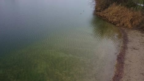 Ascendiendo-Sobre-Un-Hermoso-Lago-Vacío-En-La-Mañana-De-Diciembre,-Alemania