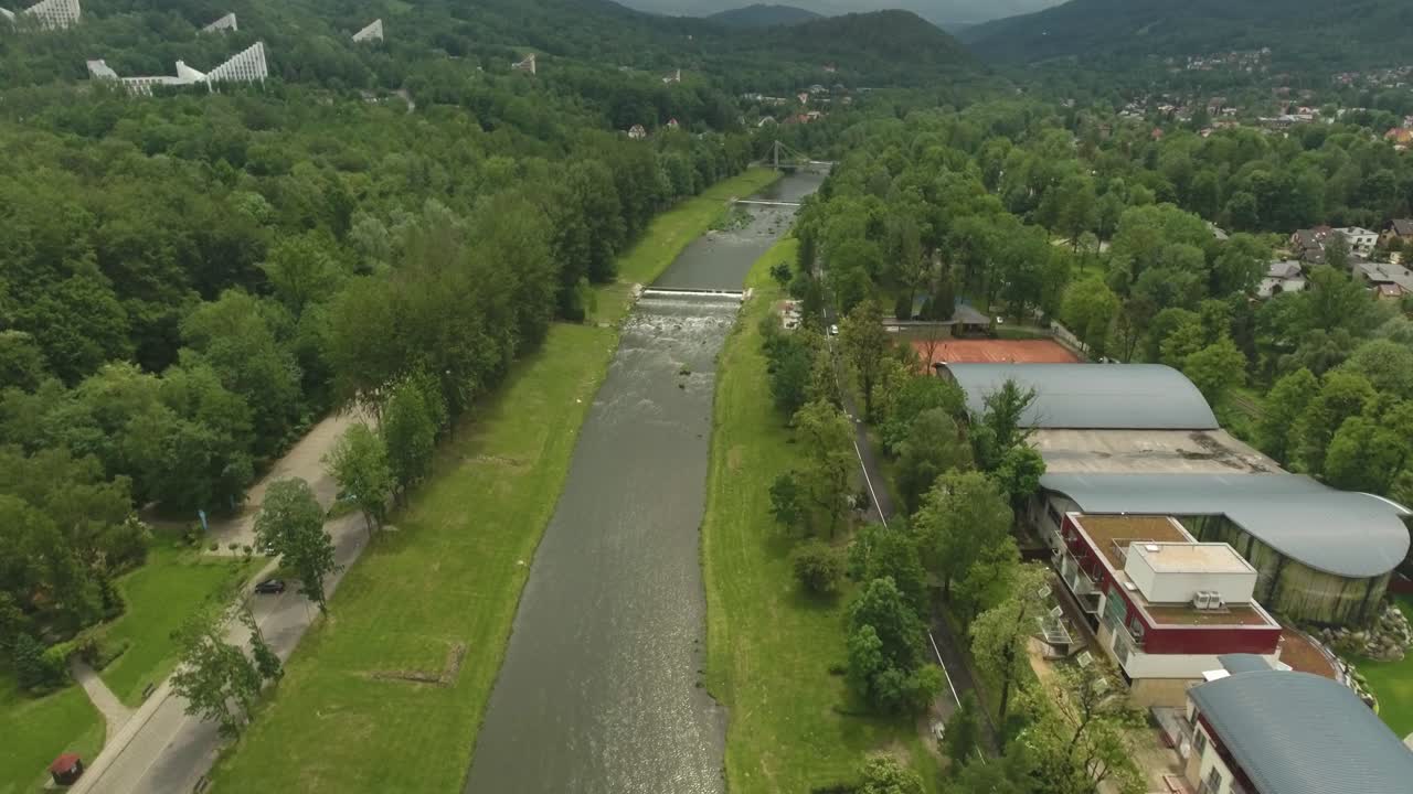 폴란드 남부 에 있는 관광 도시 의 중심 을 가로질러 흐르는 길고 넓은 강