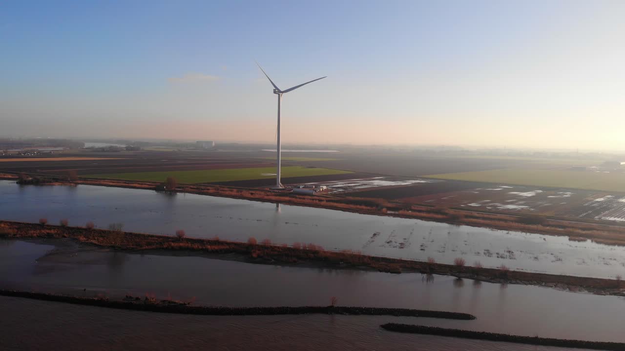 네덜란드의 oude maas 옆에 있는 고독한 새로운 거대한 풍력 터빈의 공중 전망